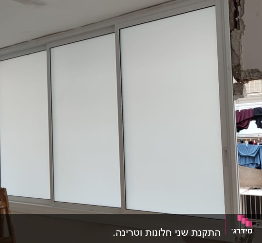 מסגרת אלומיניום לחלון עם זכוכית חלבית